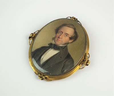 Lot 122 - An oval portrait miniature of a gentleman