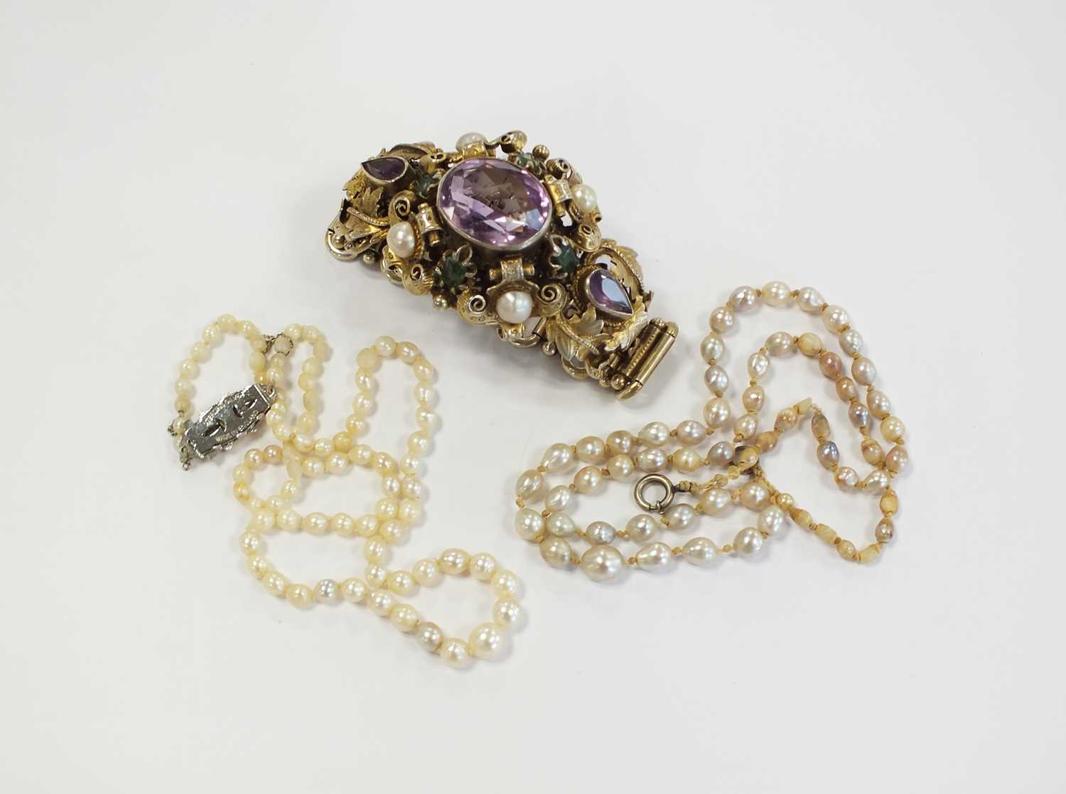 Lot 388 - An amethyst, emerald and untested pearl bracelet