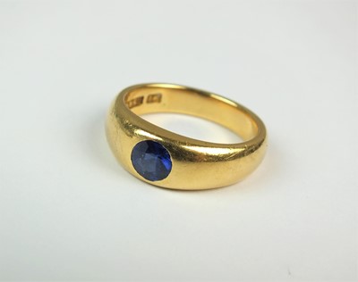 Lot 130 - A single stone untested sapphire ring