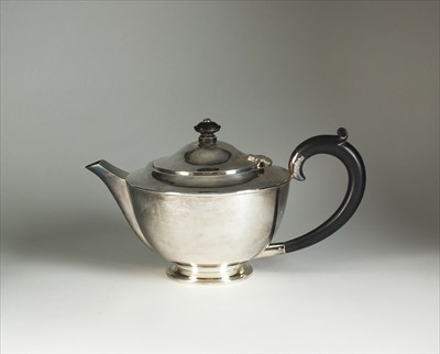 Lot 17 - A silver teapot