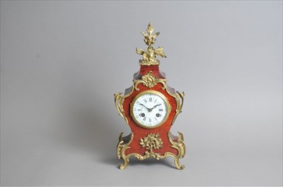 Lot 687 - A small simulated boulle mantle clock