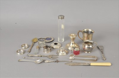 Lot 330 - A small collection of silver