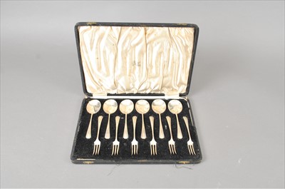 Lot 362 - A cased set of twelve silver spoons and forks