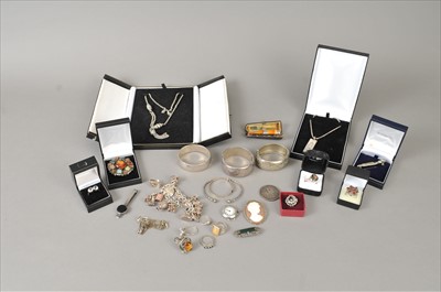 Lot 374 - A collection of jewellery