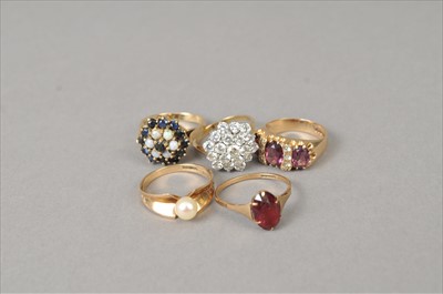 Lot 385 - Five 9ct gold rings