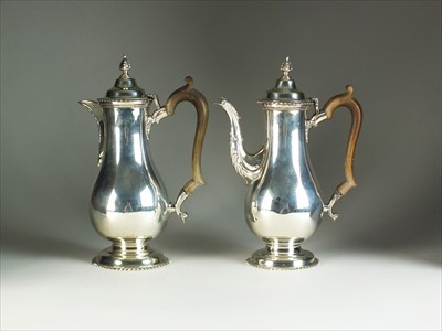 Lot 35 - A George III style silver coffee pot and hot water jug