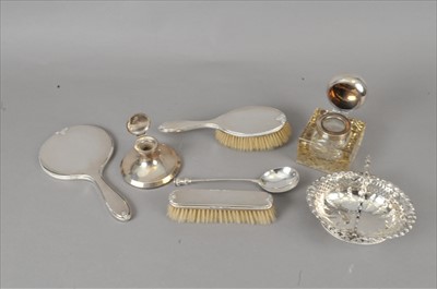 Lot 326 - A small collection of silver
