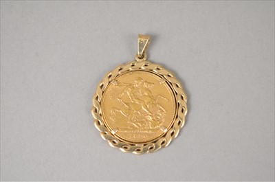 Lot 406 - A sovereign set pendant