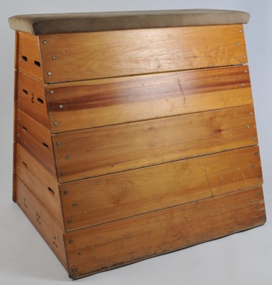 Lot 386 - A 20th century five sectional school gym vaulting box