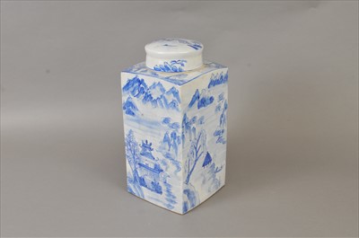Lot 465 - A large blue and white caddy jar