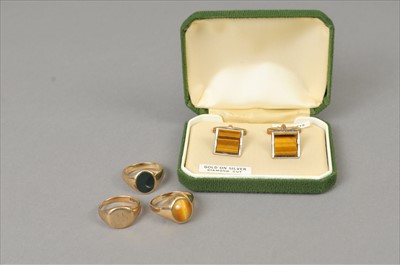 Lot 370 - Three 9ct gold signet