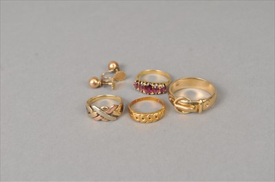 Lot 407 - A collection of four rings and a pair of earrings