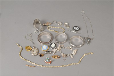 Lot 387 - A small collection of jewellery