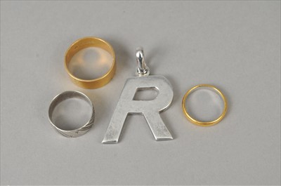 Lot 390 - An 18ct gold wedding band