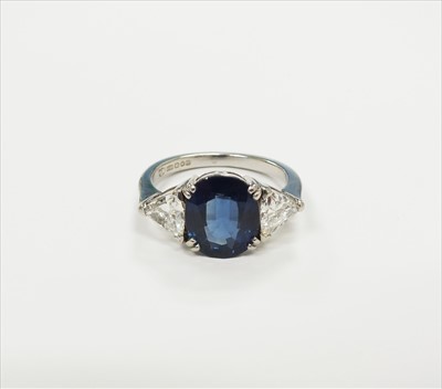 Lot 120 - A platinum three stone sapphire and diamond ring