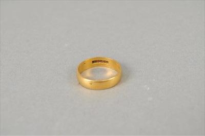 Lot 379 - A 22ct gold wedding band