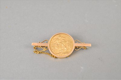 Lot 367 - A sovereign set bar brooch