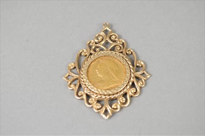 Lot 382 - A half sovereign set pendant