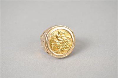 Lot 380 - A 9ct gold half sovereign ring