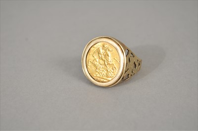 Lot 408 - A 9ct gold sovereign set ring