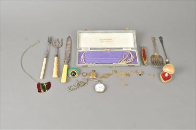 Lot 400 - A small collection of jewellery