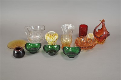 Lot 101 - A collection of glassware