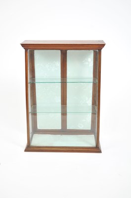 Lot 393 - An early 20th century mahogany desk-stop display case