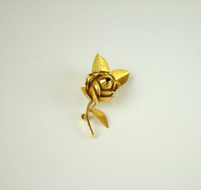 Lot 157 - An 18ct yellow gold flower brooch