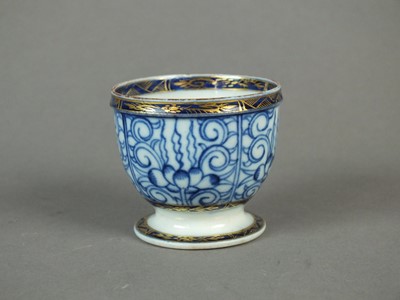 Lot 266 - Rare Caughley 'Lily' egg cup
