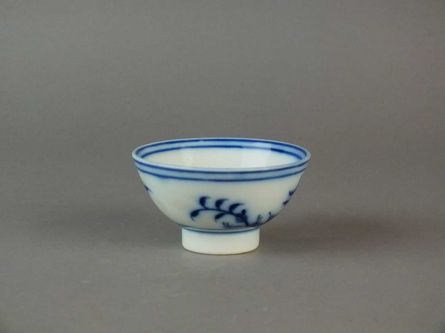 Lot 198 - A Caughley 'Blown Seedhead' tea bowl, circa 1780