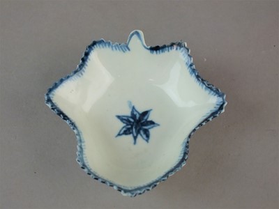 Lot 192 - A set of five Caughley pickle leaf dishes, circa 1775-80