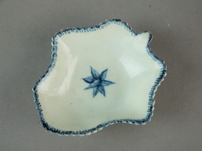 Lot 192 - A set of five Caughley pickle leaf dishes, circa 1775-80