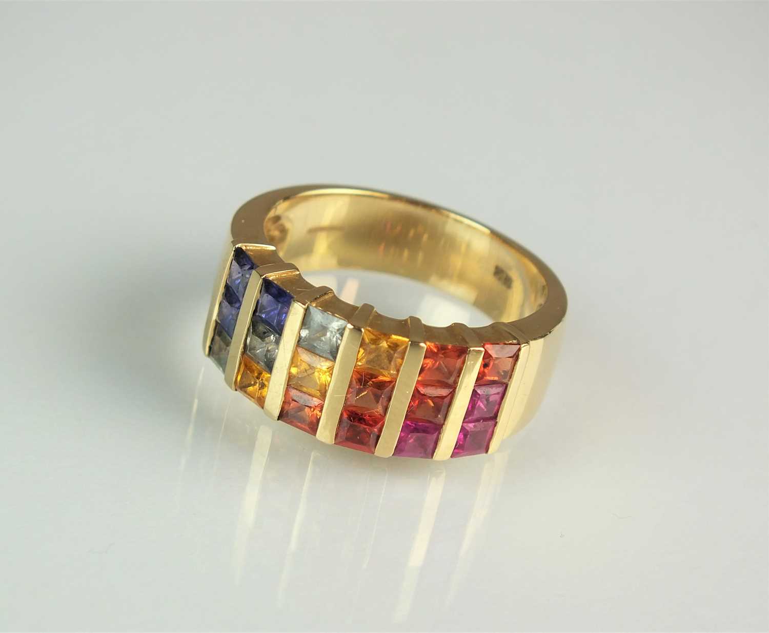 Lot 153 - A multi-coloured sapphire ring