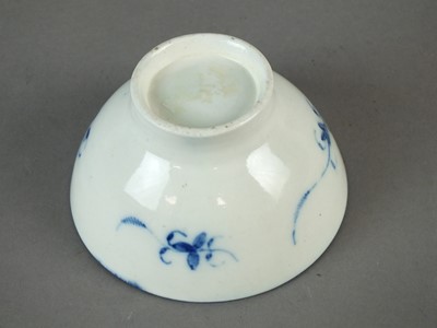 Lot 229 - Caughley 'Chantilly Sprigs' footed bowl