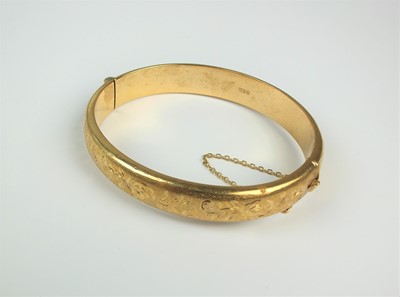 Lot 52 - A 9ct gold hinged bangle