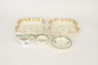 Lot 276 - A group of Caughley porcelain to include a...