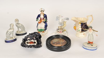 Lot 281 - A small group of ceramics to include a Royal...