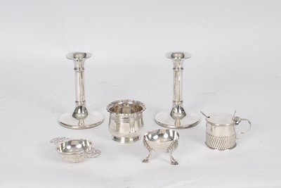 Lot 15 - A smalll collection of silver