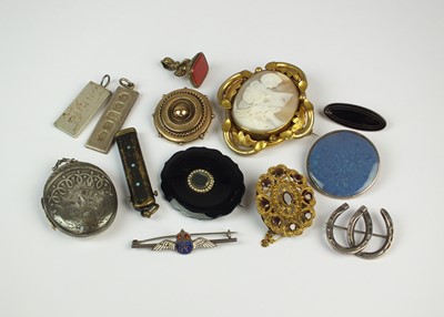 Lot 64 - A collection of jewellery