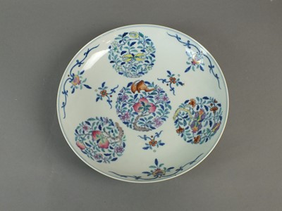 Lot 458 - A Chinese porcelain bowl decorated in the Doucai pallet