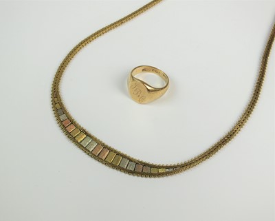Lot 47 - A 9ct gold signet ring and a 9ct gold necklace