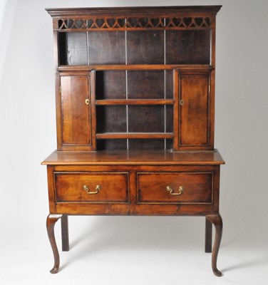 Lot 522 - A small country oak dresser