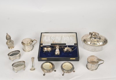 Lot 28 - A small collection of silver