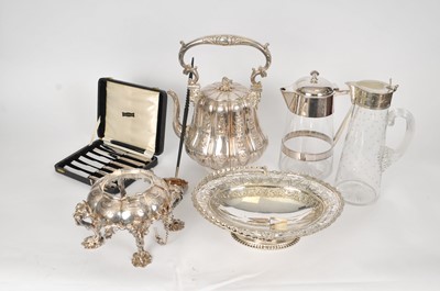 Lot 17 - A collection of plated wares