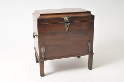 Lot 517 - A 19th century mahogany cellarette