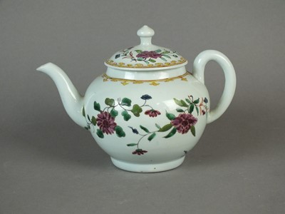 Lot 294 - Richard Chaffers Liverpool teapot and cover, circa 1760-65