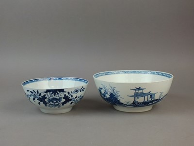 Lot 147 - A Livepool bowl and a Worcester bowl, 18th century