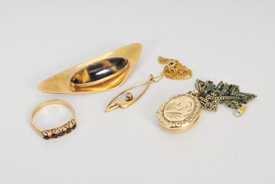 Lot 392 - A small collection of jewellery