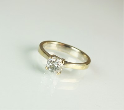 Lot 123 - A single stone diamond ring