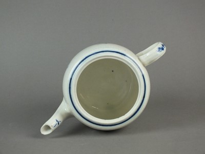 Lot 232 - Caughley 'Chantilly Sprigs' teapot, cup and saucer